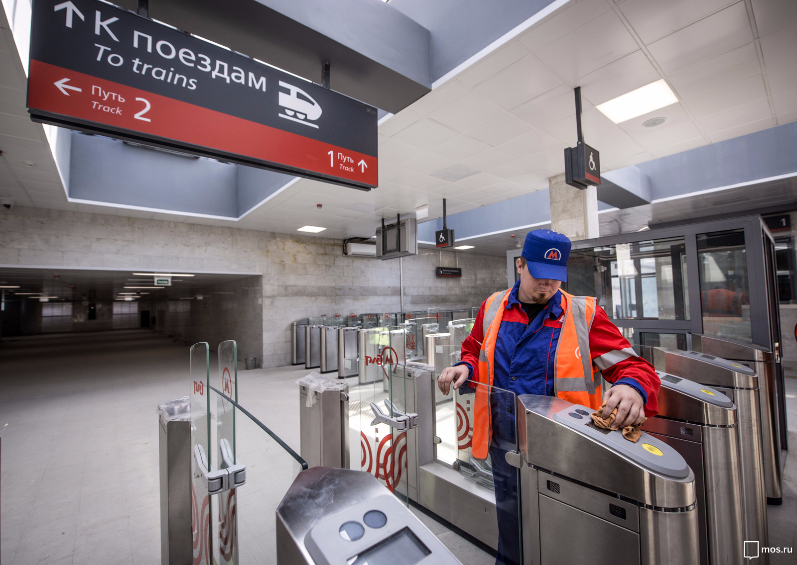 Глава московского метро вручил подарки миллионному пассажиру МЦК