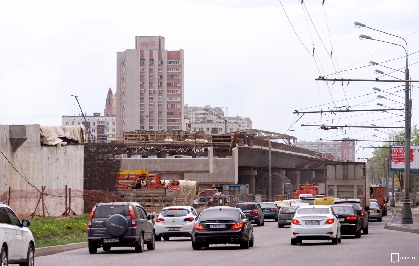 Около 100 км дорог построят в Москве в следующем году