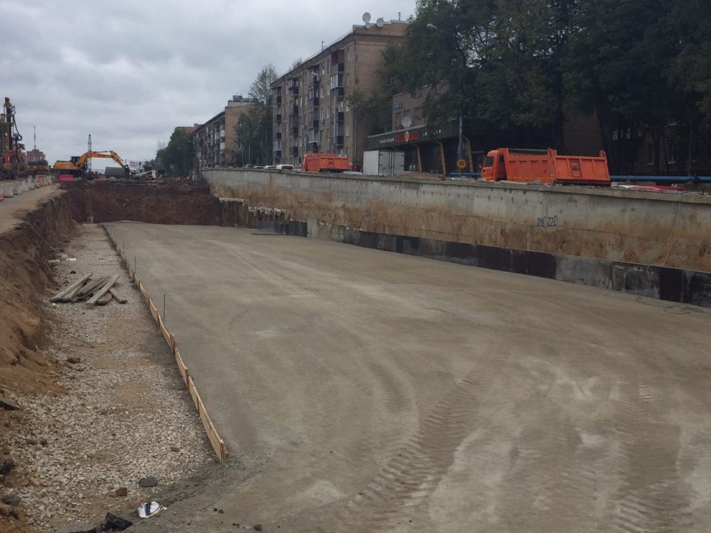 Новые эстакаду и тоннель на Аминьевском шоссе запустят до конца года