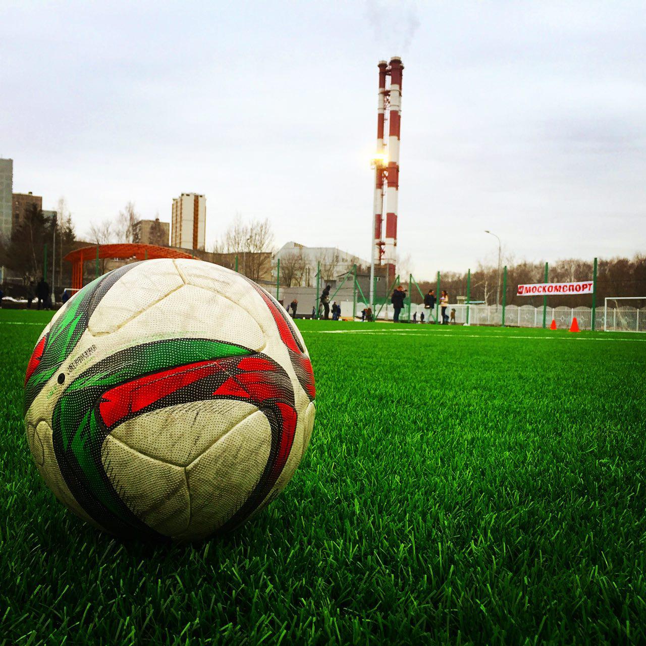 Круглогодичное футбольное поле построили в Олимпийской деревне-80 в Москве