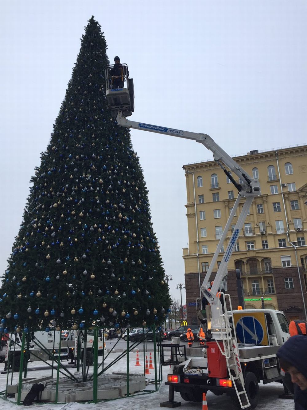Москву начали украшать к новогодним праздникам