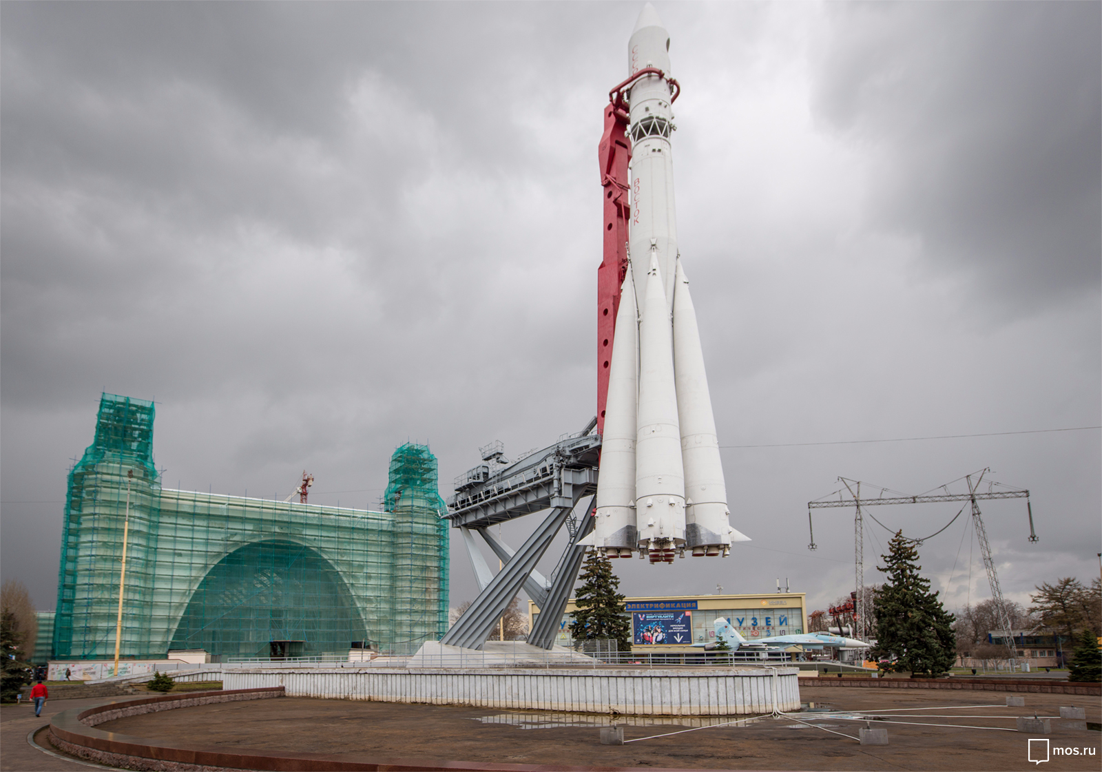 Монумент в честь покорителей космоса отреставрируют в сквере у ВДНХ