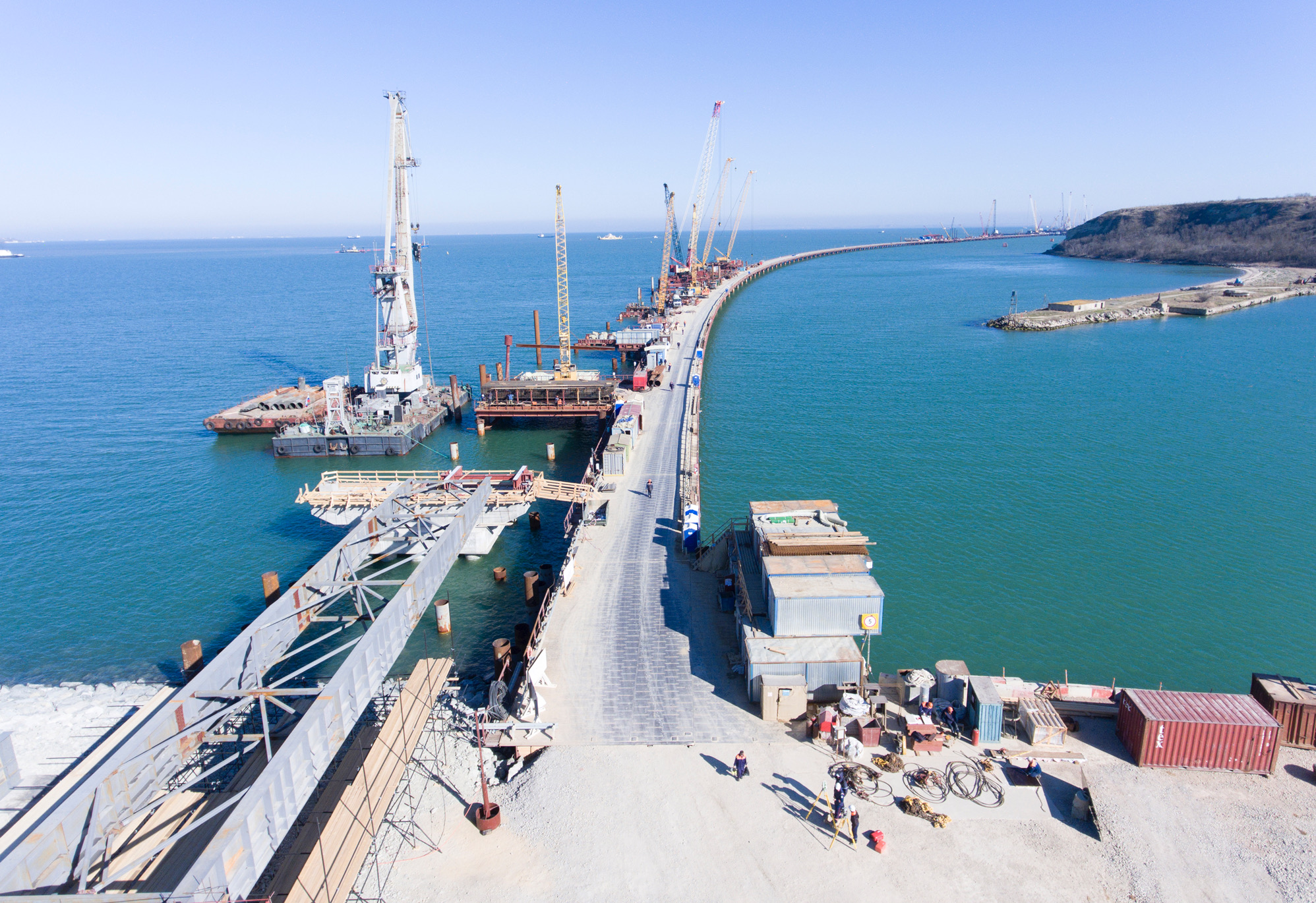Строительные работы на Керченском мосту наполовину выполнены