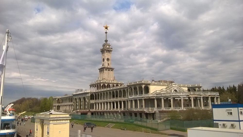 Звезду-флюгер демонтировали со здания Северного речного вокзала в Москве