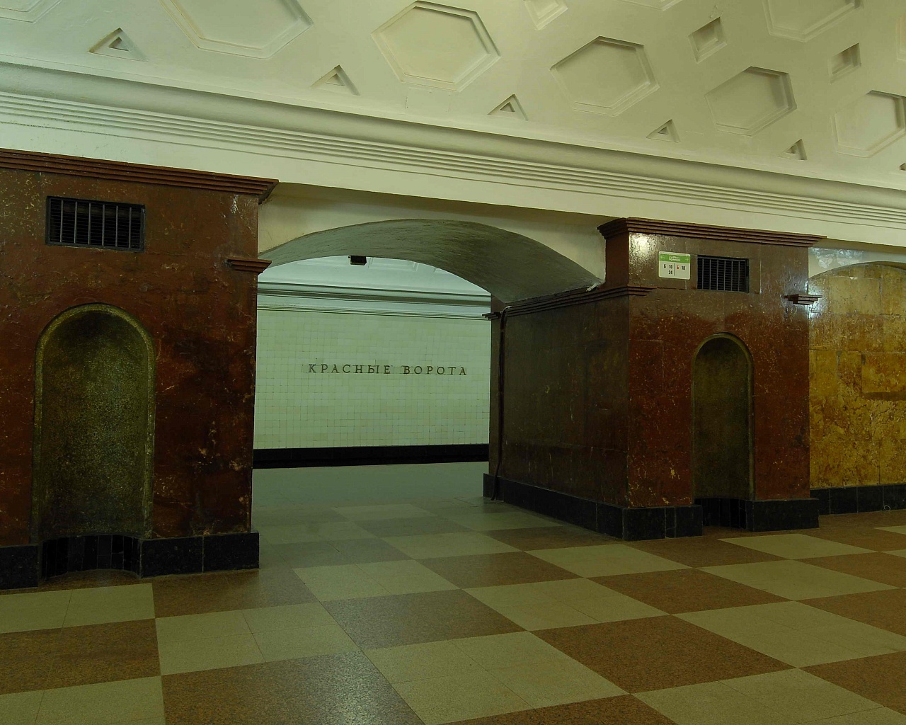 Еще 14 станций-памятников планируется отреставрировать в московском метро