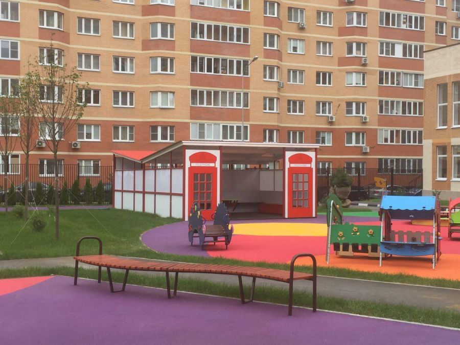Почти 250 детских площадок установят в этом году в подмосковных дворах