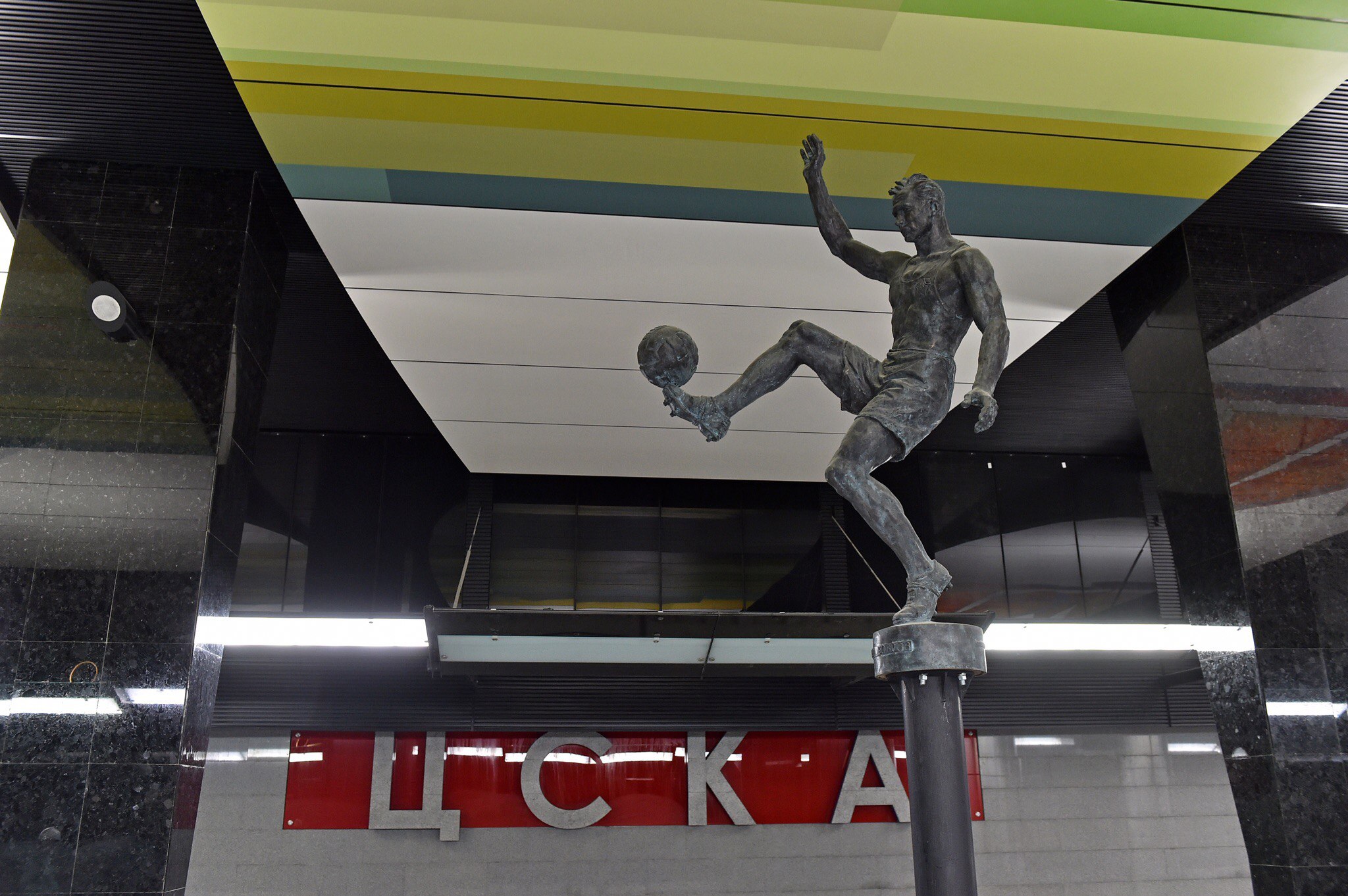 Скульптуры выдающихся спортсменов установили на строящейся станции метро "ЦСКА"