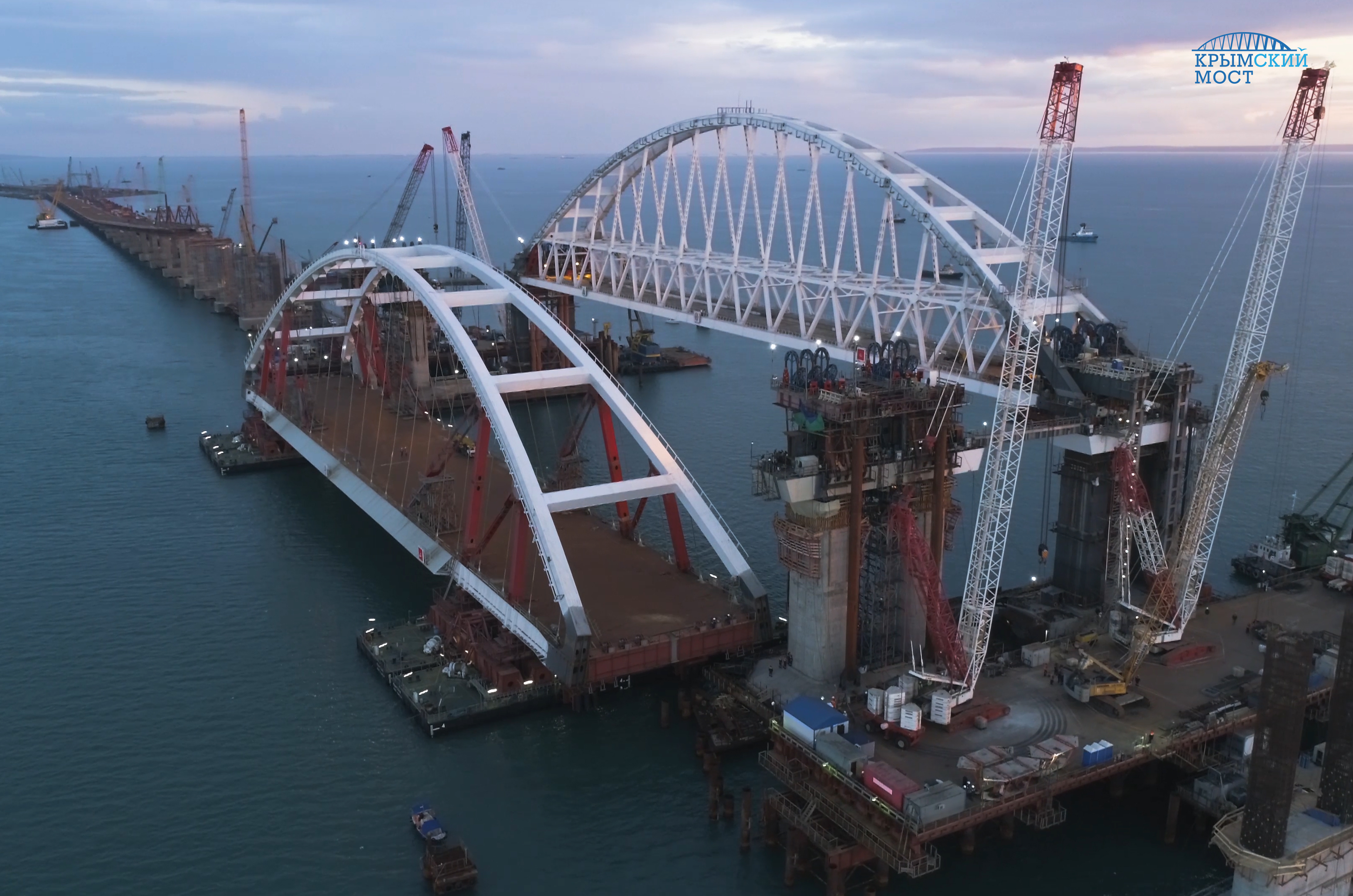 Начался подъем автодорожной арки Керченского моста на проектную высоту