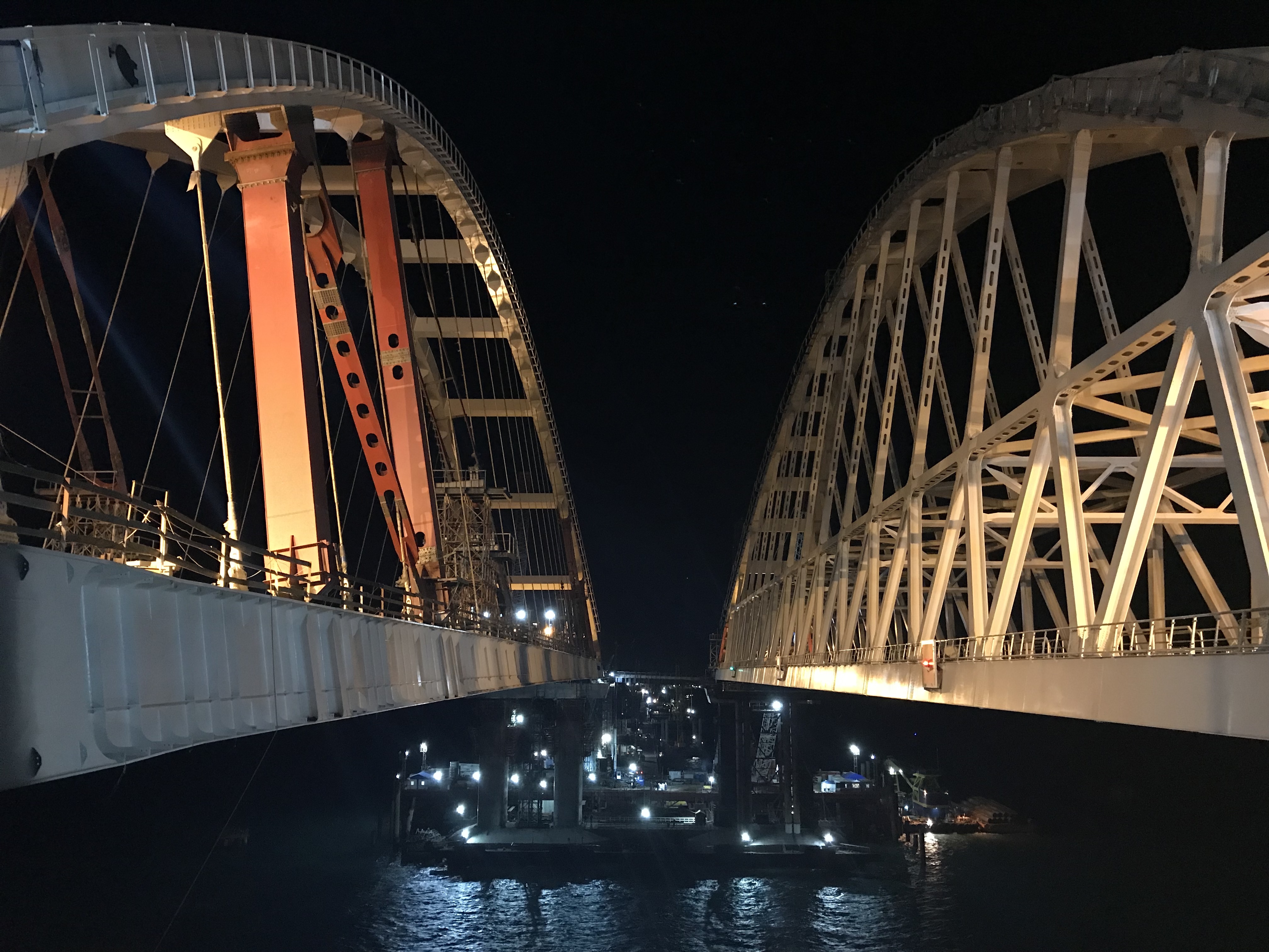Монтаж автодорожной арки Керченского моста завершен на 18 часов раньше срока