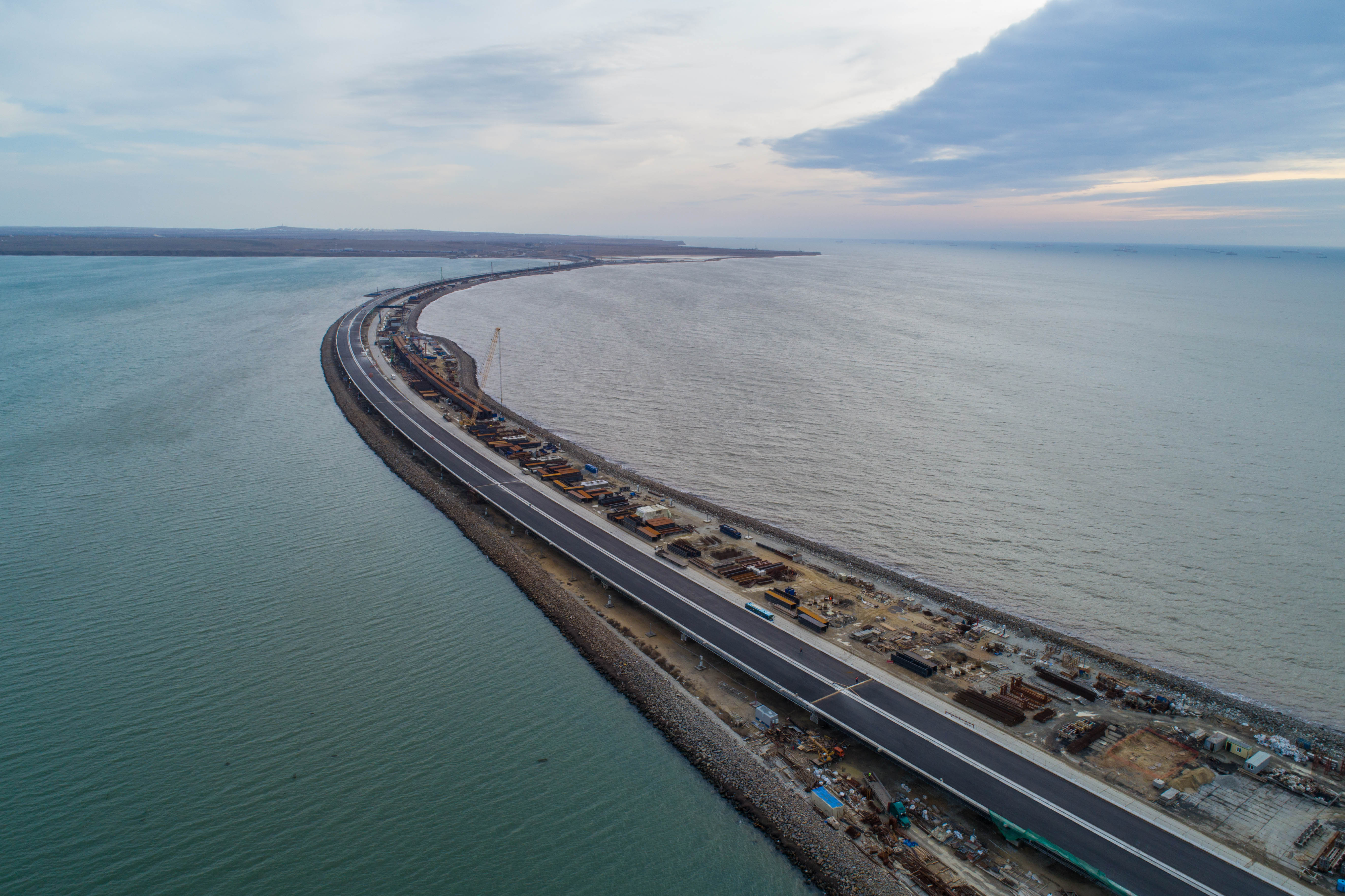 Более 5 тыс. машин проехали по Крымскому мосту за 6,5 часов
