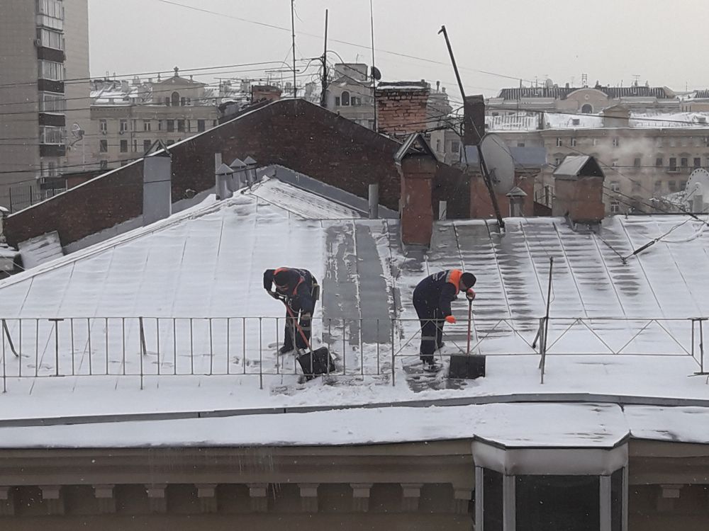 Более 40 тыс. рабочих ликвидируют последствия снегопада в Москве