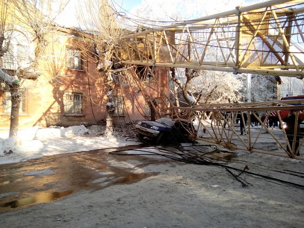 Уголовное дело возбуждено по факту падения крана на жилой дом в Кирове