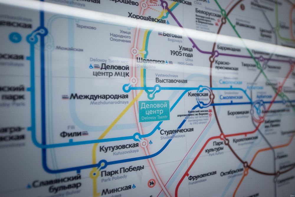 Объявления в московском метро продолжат дублировать на английском