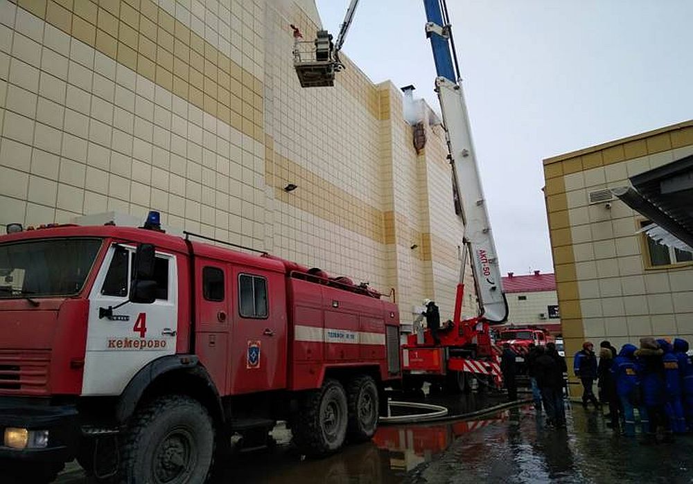 Путин поручил отработать все возможные версии пожара в Кемерово