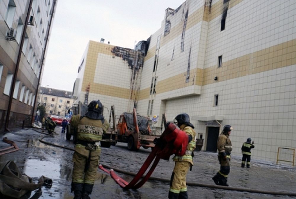 Рабочие возобновили снос здания в составе ТРЦ "Зимняя вишня"