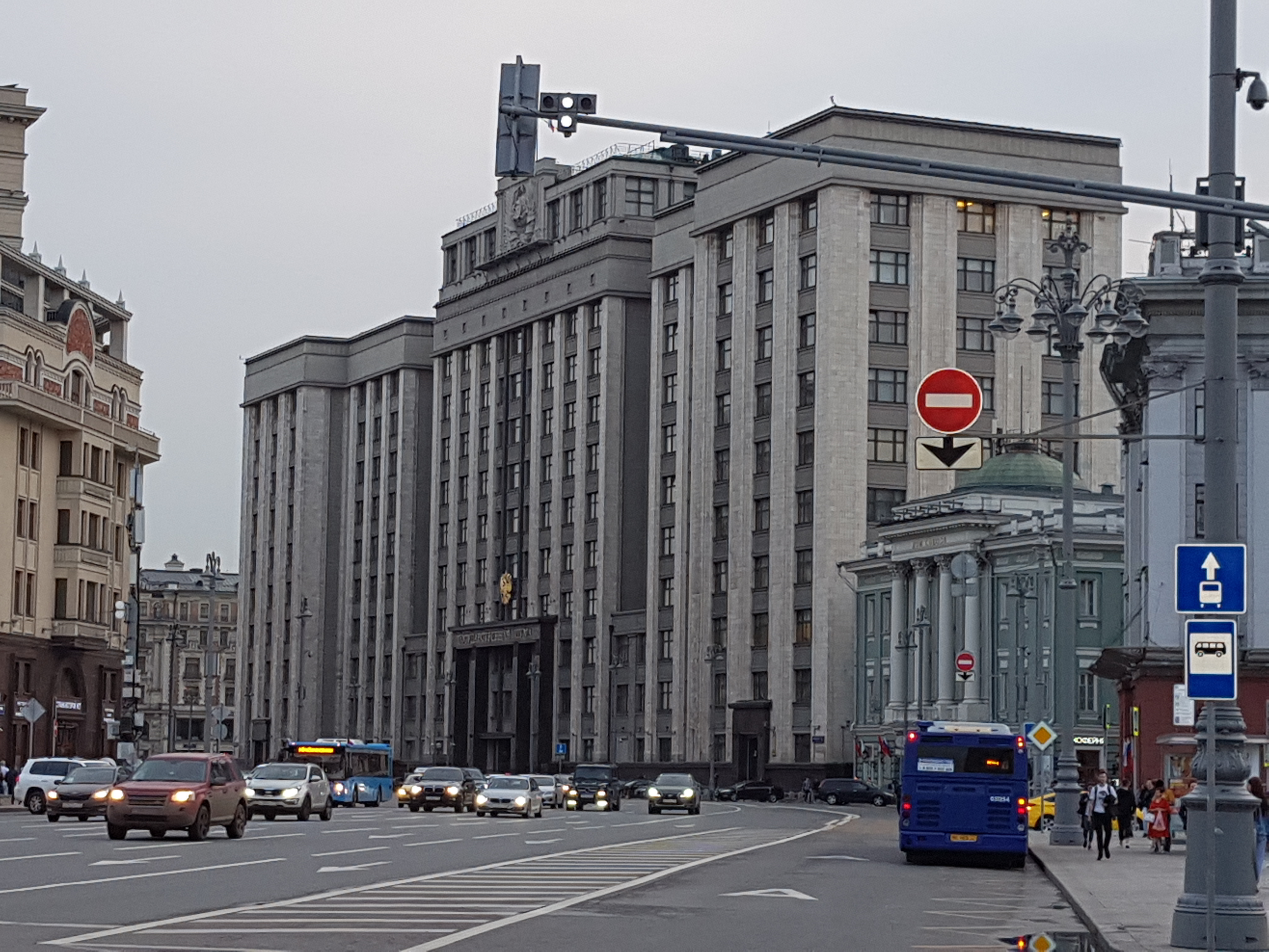 Госдума приняла во втором чтении законопроект о "резиновых" офисах