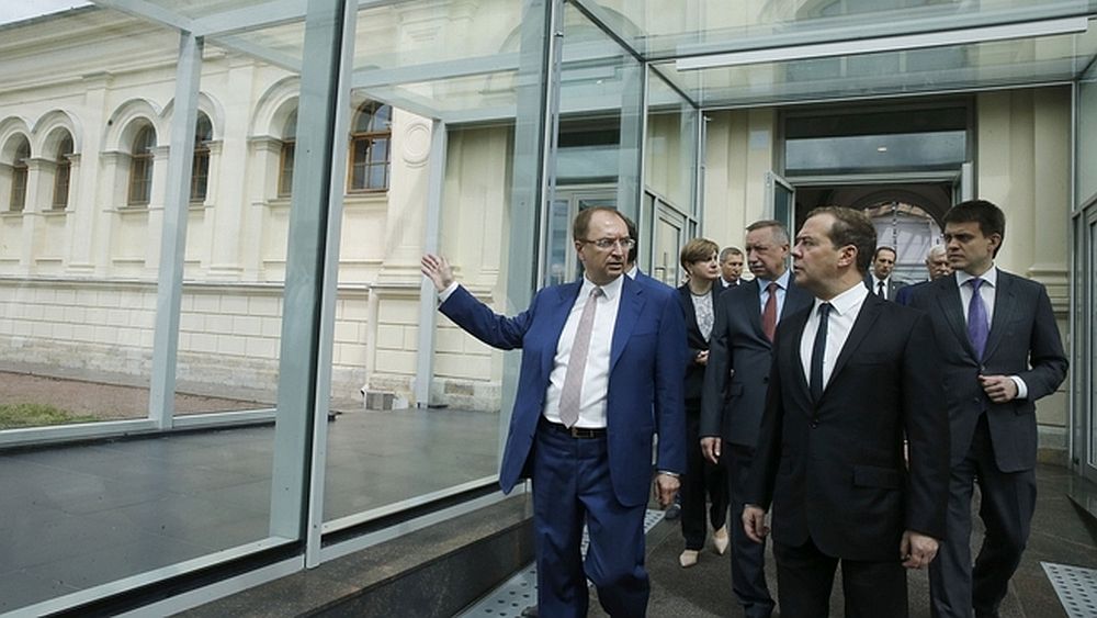 Медведев осмотрел помещения СПбГУ в Михайловской даче