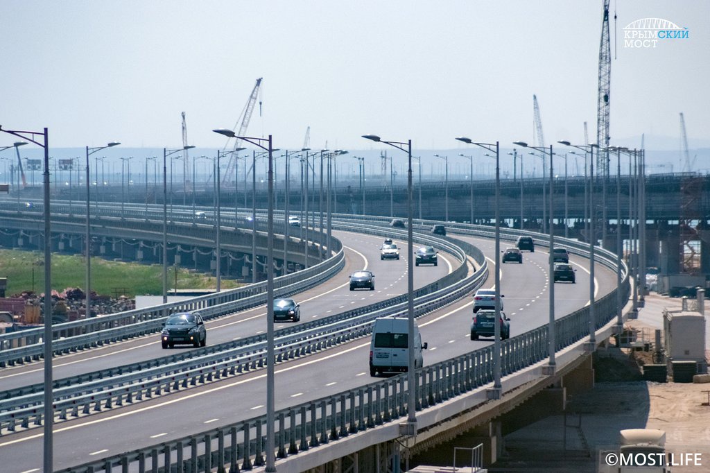 Около 5 млн транспортных средств проехали за год по Крымскому мосту