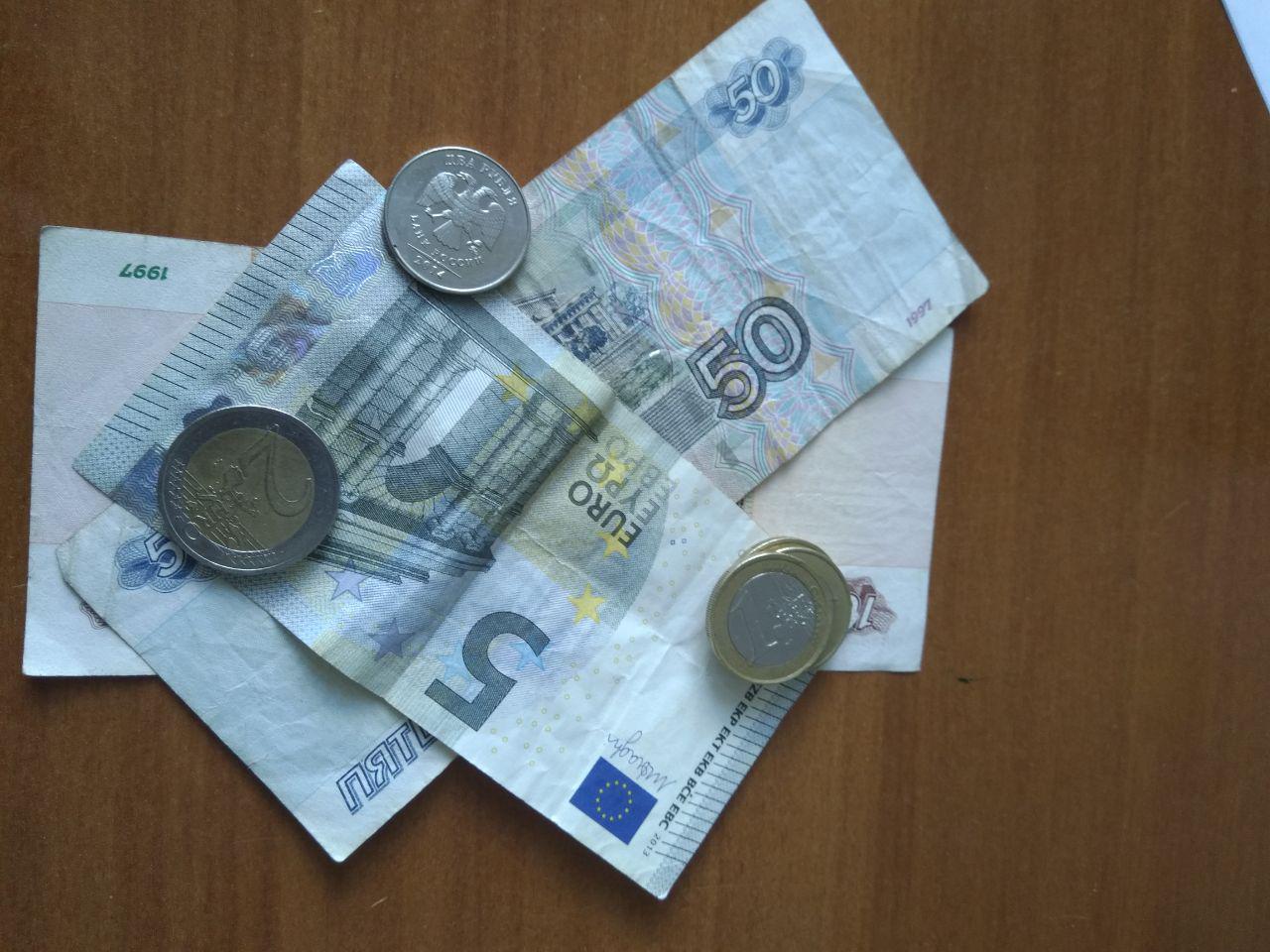 Евро "перешагнул" отметку в 79 рублей впервые за четыре месяца