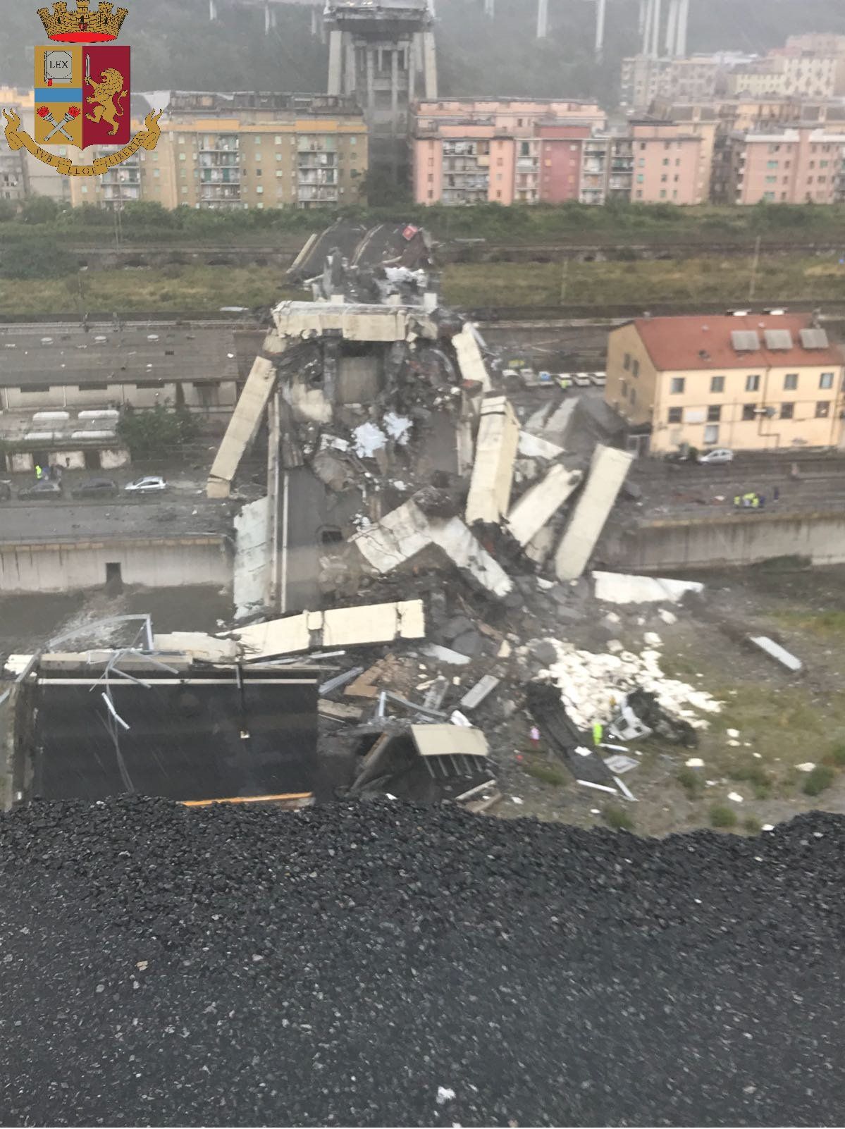 Число погибших в результате обрушения моста в Генуе превысило 20 человек