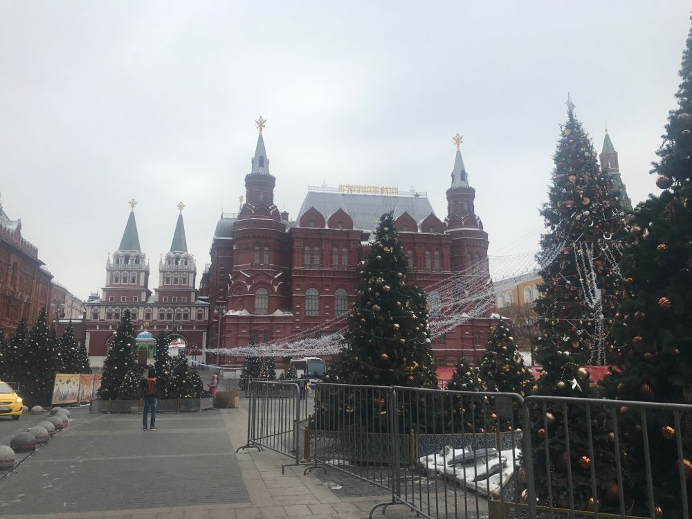Завершаются работы по новогоднему оформлению Москвы