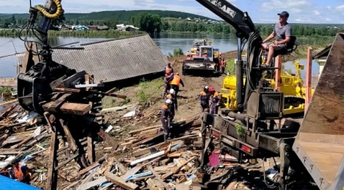 Медведев поручил ускорить выплаты пострадавшим от наводнения в Иркутской области