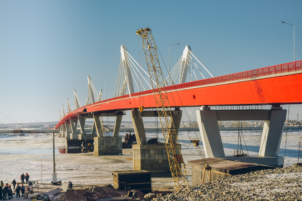 Мишустин осмотрел новый автомобильный мост между Россией и Китаем