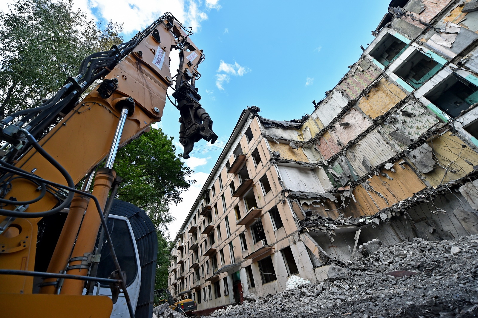 Более 130 домов успели расселить в Москве по реновации до самоизоляции