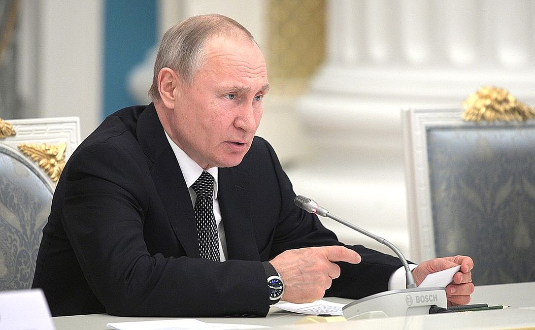 Путин поручил представить предложения о механизмах представления средств ФНБ Фонду ЖКХ