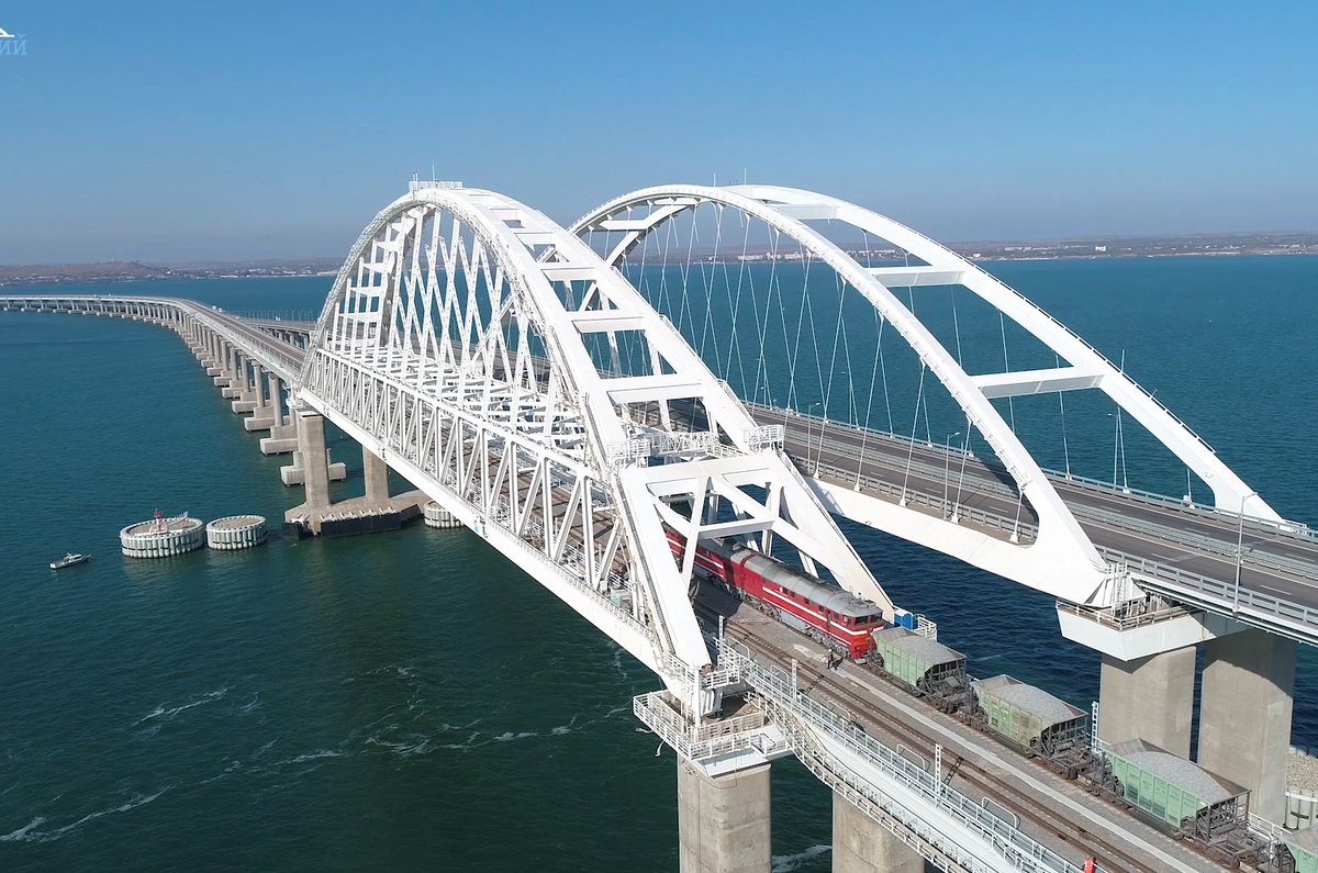 По Крымскому мосту открылось движение грузовых поездов