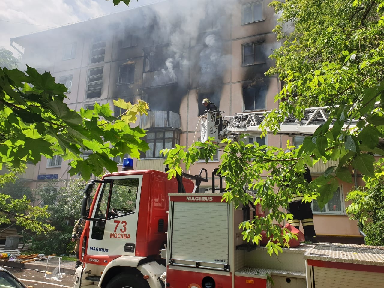 Семь человек пострадали при взрыве и пожаре в доме на улице Проходчиков