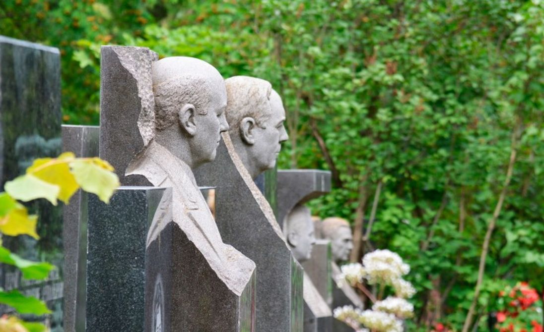 Почти 120 могил Героев Советского союза отреставрируют на Кунцевском кладбище в Москве
