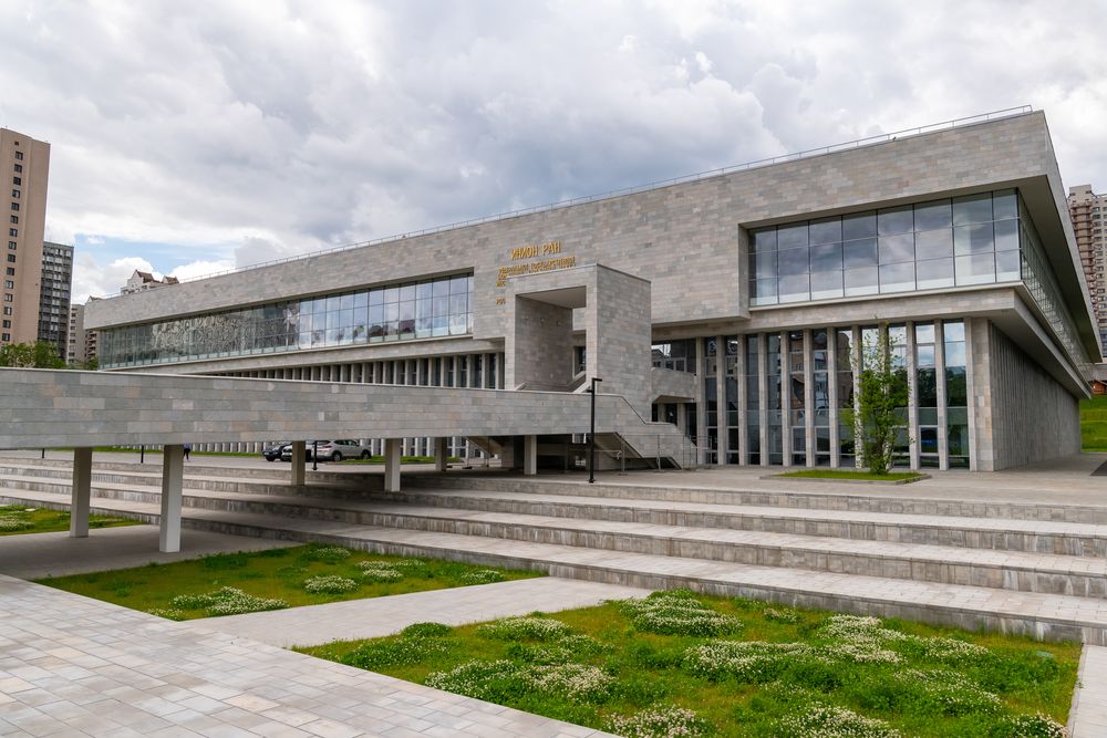 Огонь, бассейн и архитектурные дискуссии: как восстанавливали здание библиотеки РАН в Москве
