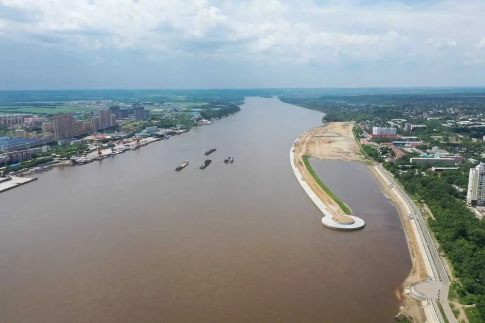 Мост через реку янцзы в городе ухань. Город который через реку с китаем. Ланьчжоу река. Благовещенск и хэйхэ мост через амур в благовещенске. Набережная амура в благовещенске.