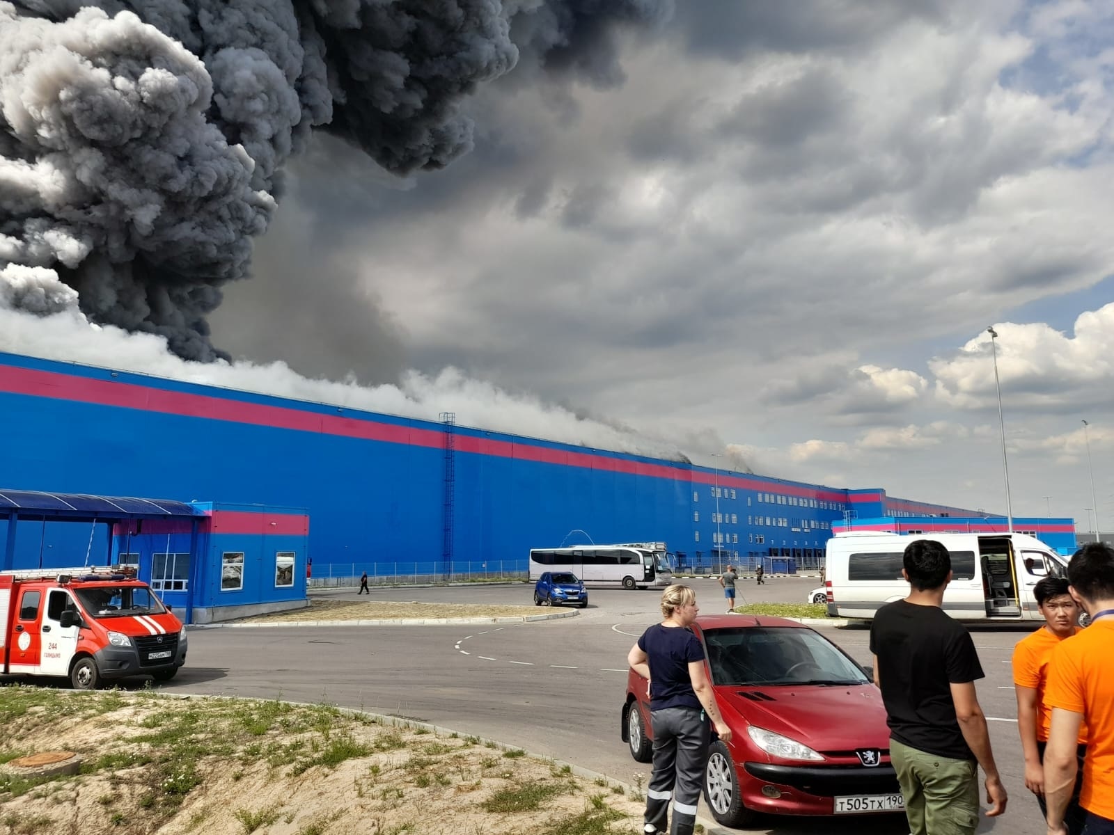 Площадь пожара на складе Ozon в Подмосковье выросла до 50 тыс. кв.м