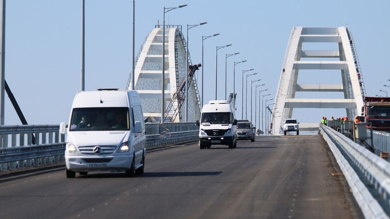 Движение автомобилей открылось на Крымском мосту после ремонта