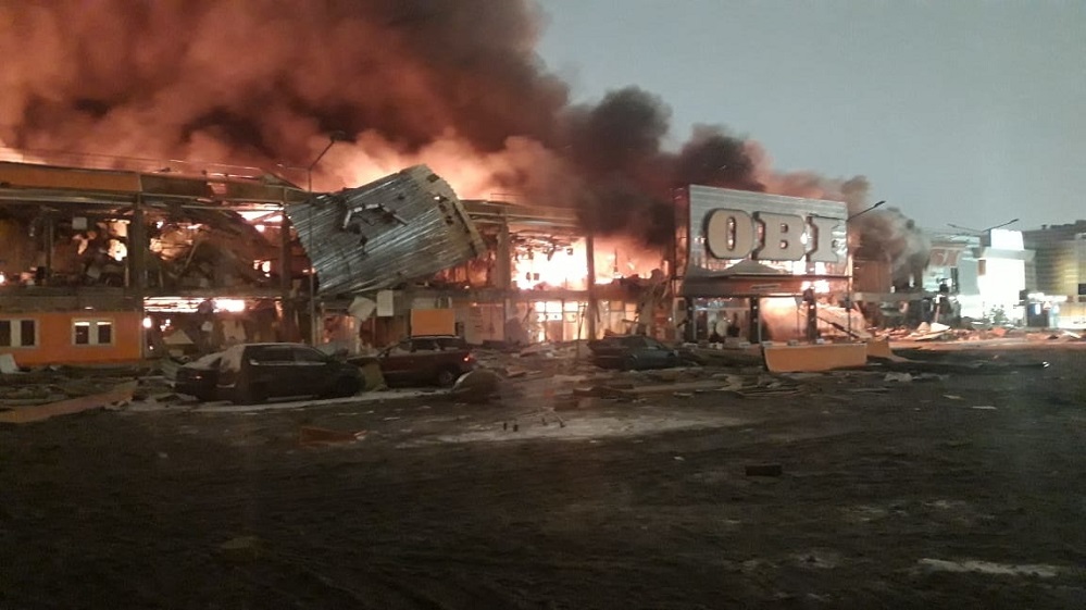 Пожарные завершают проливку конструкций сгоревшего ТЦ в Химках