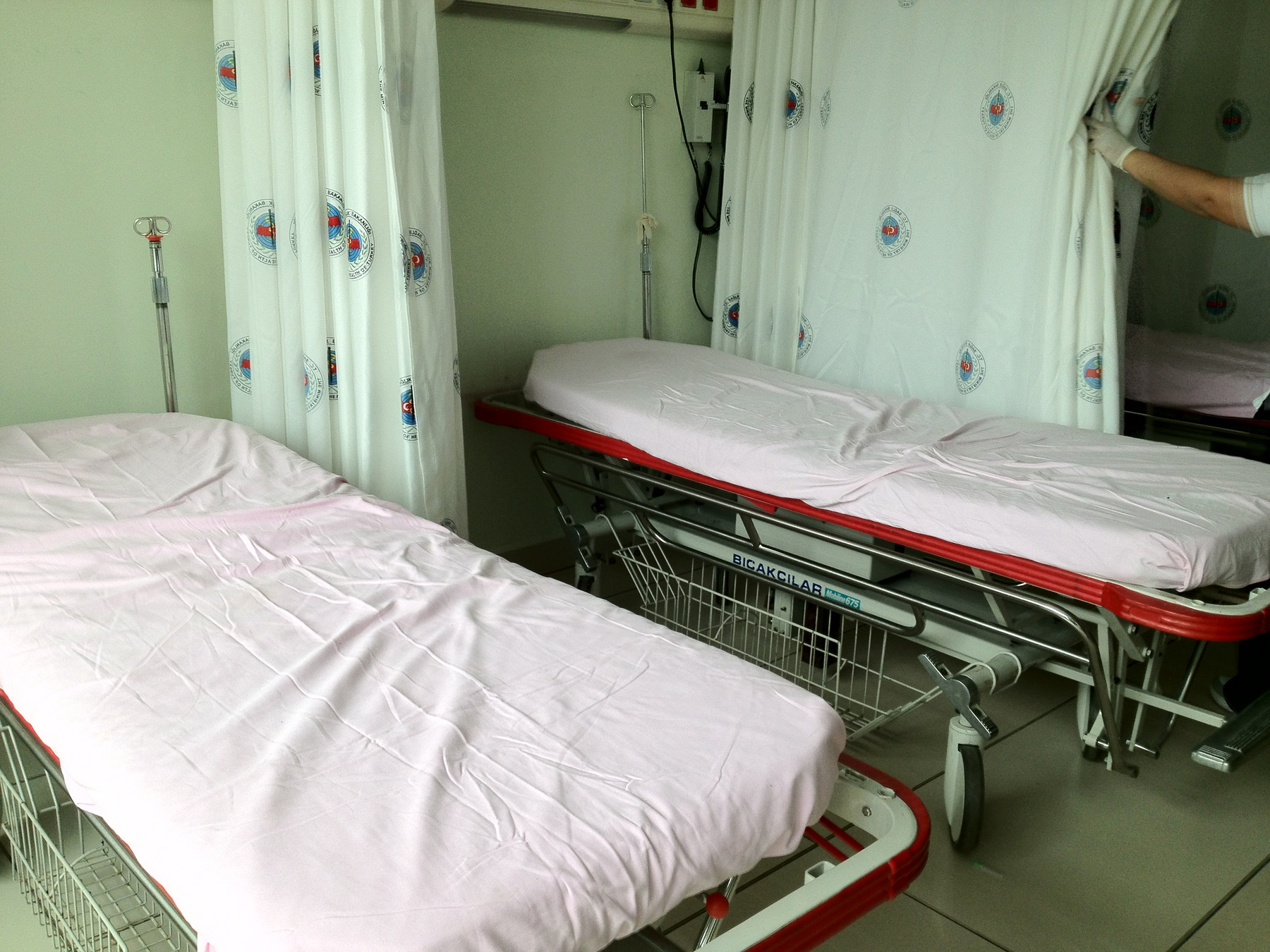 Двое российских туристов остаются в госпитале после ДТП с автобусом в Анталье