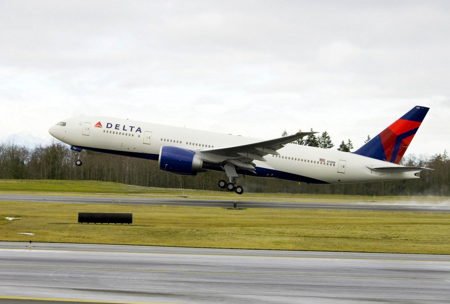 Американская авиакомпания Delta полностью отказалась от рейсов в Москву