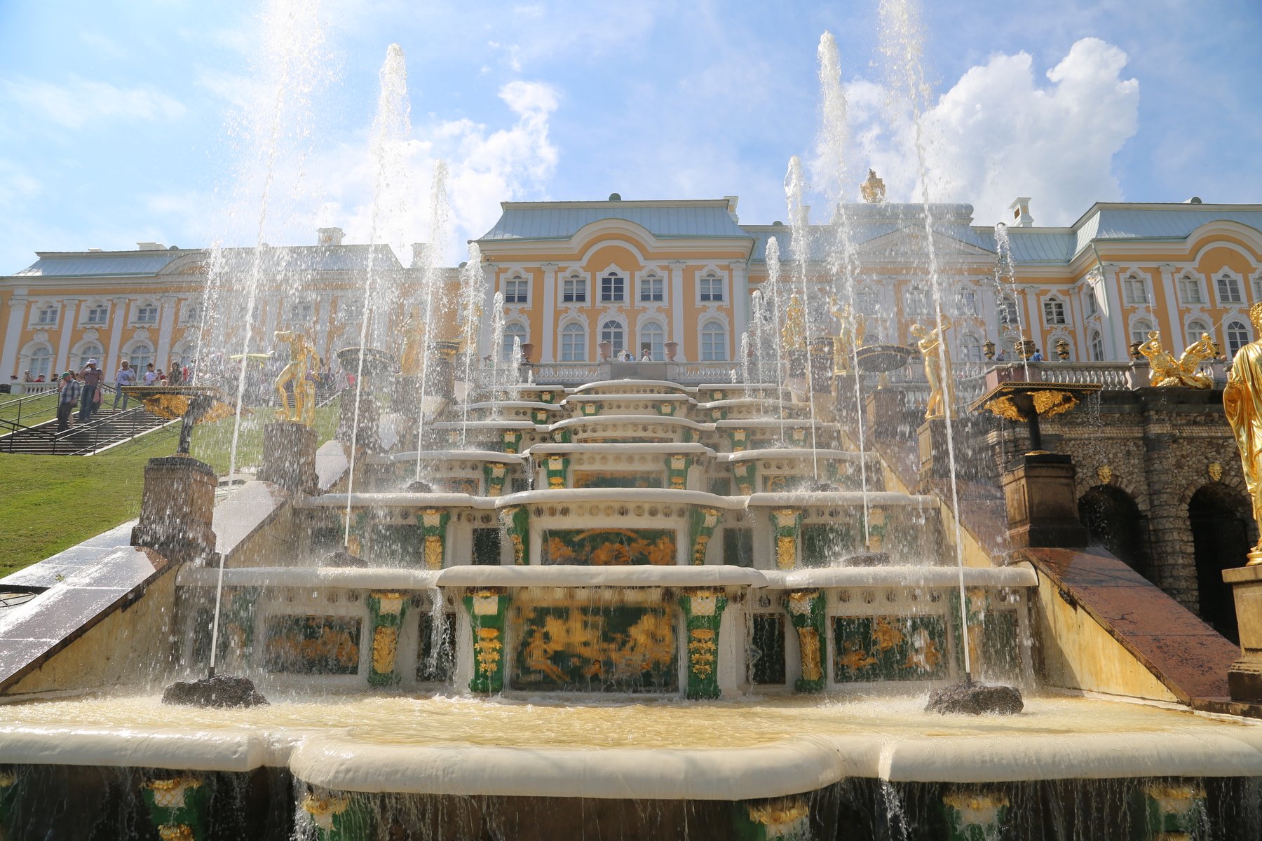 Директор "Петергофа" просит посетителей не бросать монетки в фонтаны