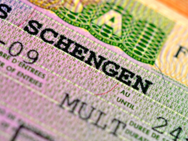Более 10 тыс. россиян оформили шенгенскую визу на дому в первом полугодии