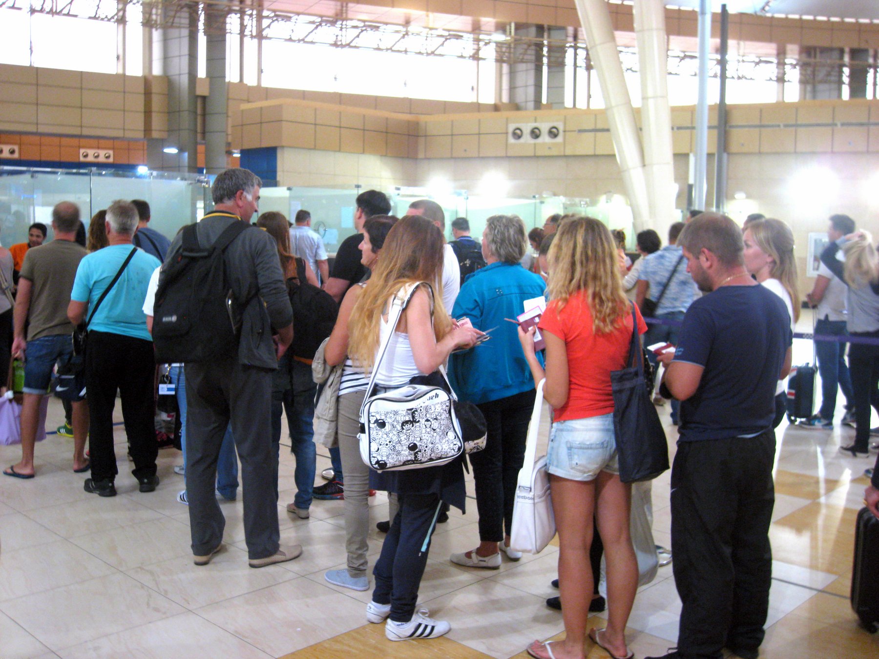Британские туристы сообщили о возможности за деньги избежать проверок в аэропорту Шарм-эль-Шейха