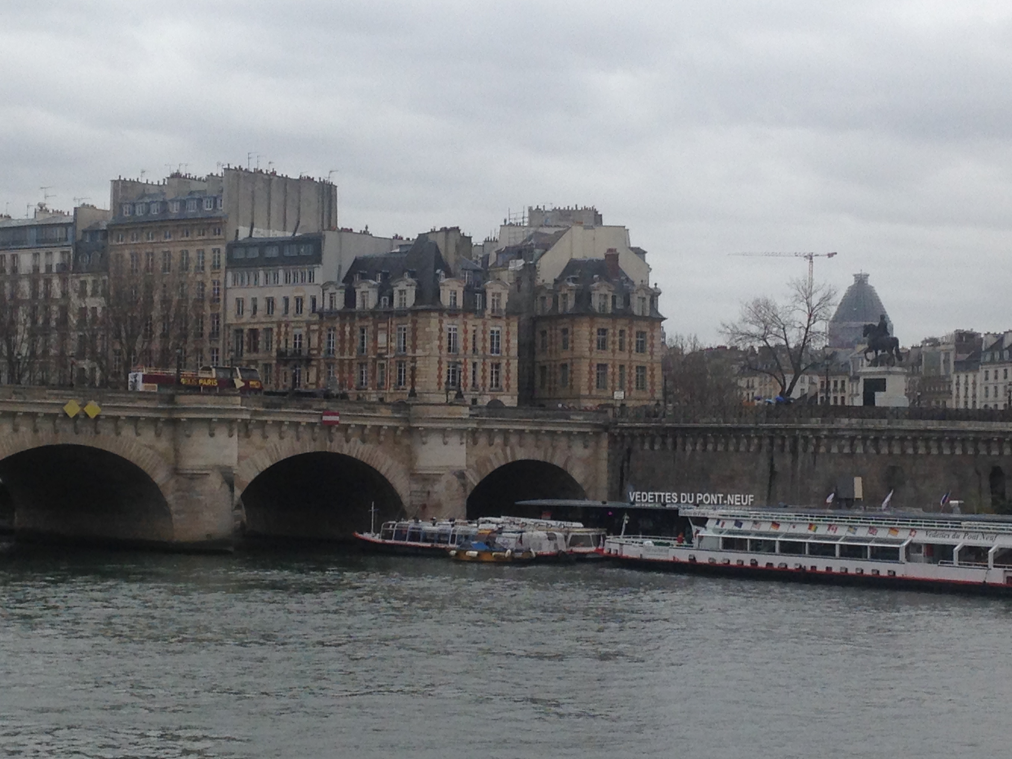 Музеи и памятники Парижа в понедельник и вторник откроются для туристов - мэрия