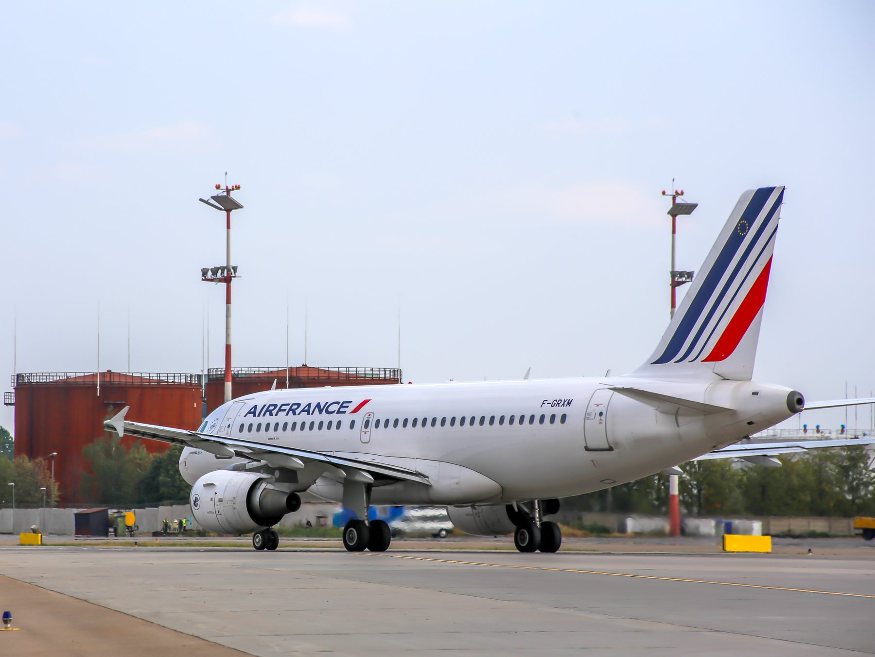 Самолет Air France совершил экстренную посадку в Монреале из-за сообщений о бомбе