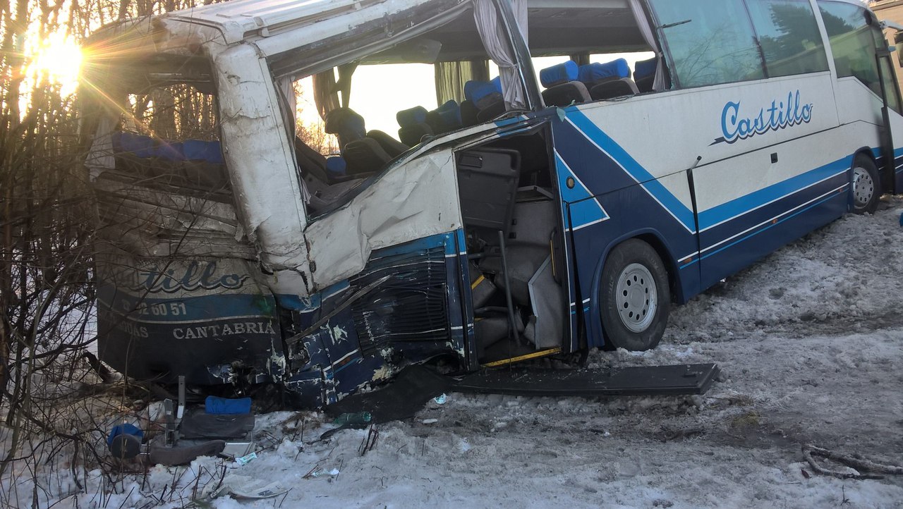 Автобус столкнулся с грузовиком на трассе "Скандинавия"