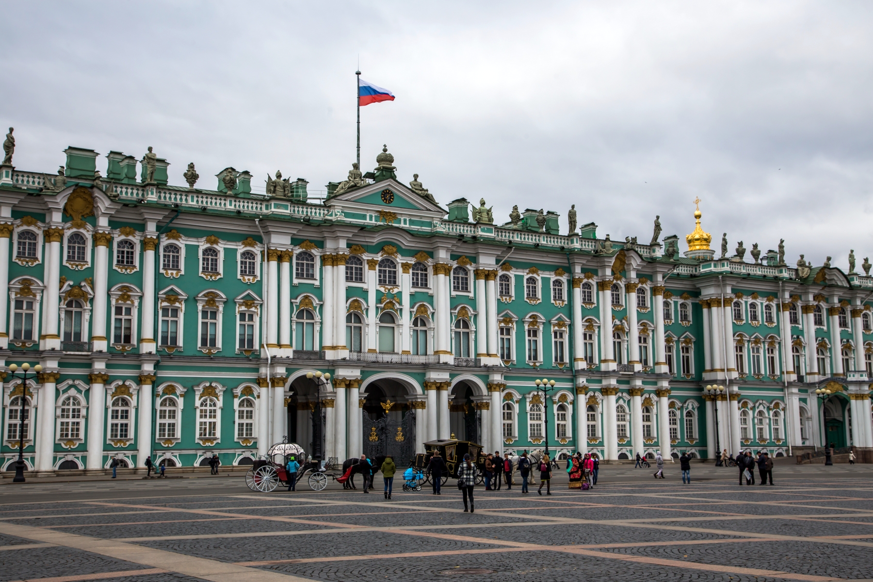 Туристы в Петербурге в 2016 году больше всего интересовались Эрмитажем и Исаакиевским собором