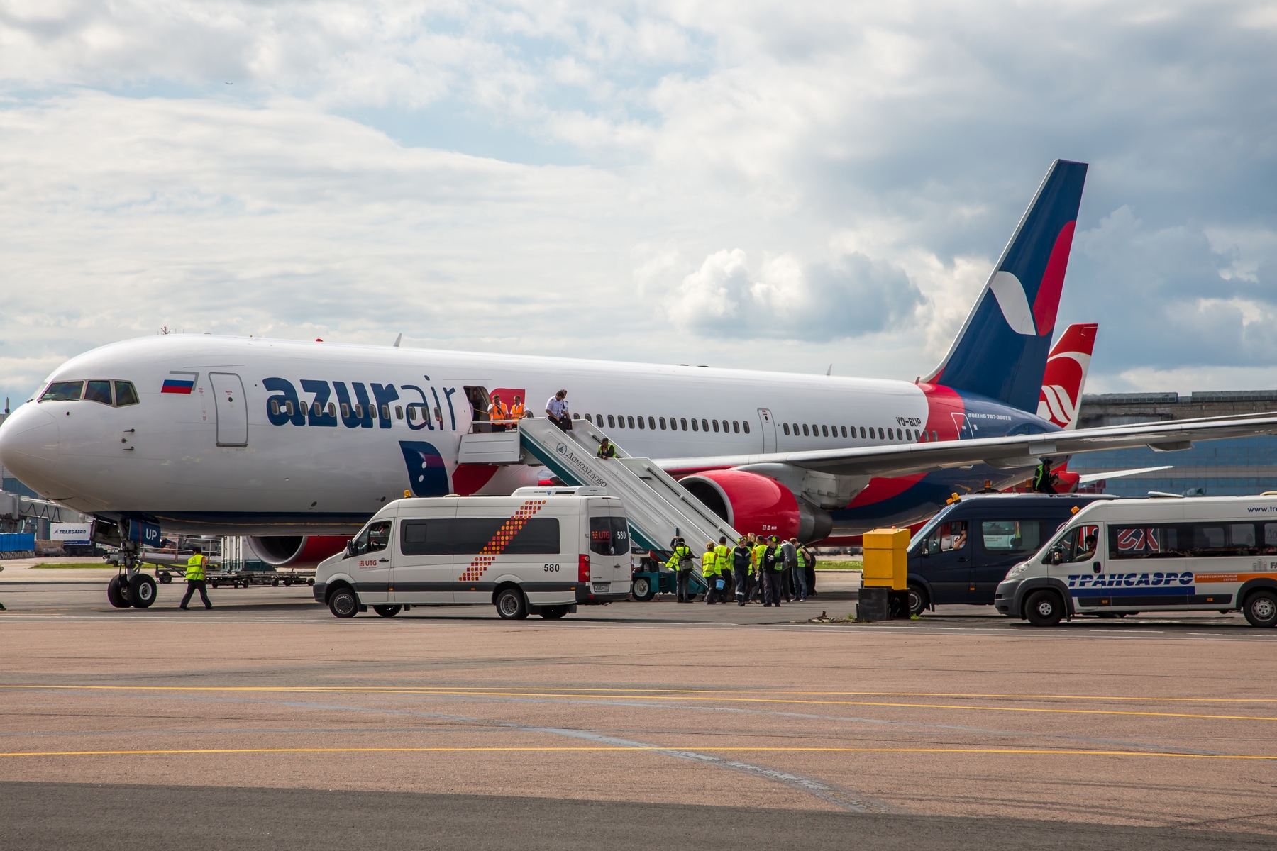 Авиакомпания Azur Air будет летать на регулярной основе из двух городов РФ в Барселону