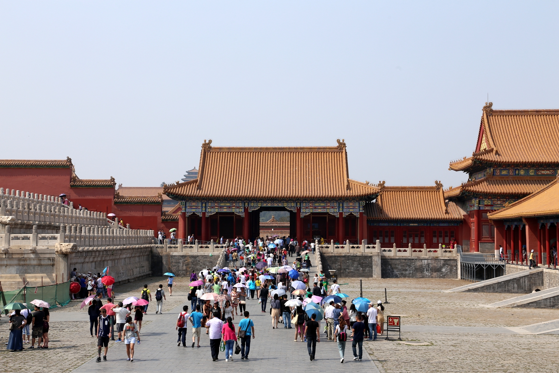 Туристы в Китае столкнулись с проблемой оплаты услуг банковскими картами и наличными