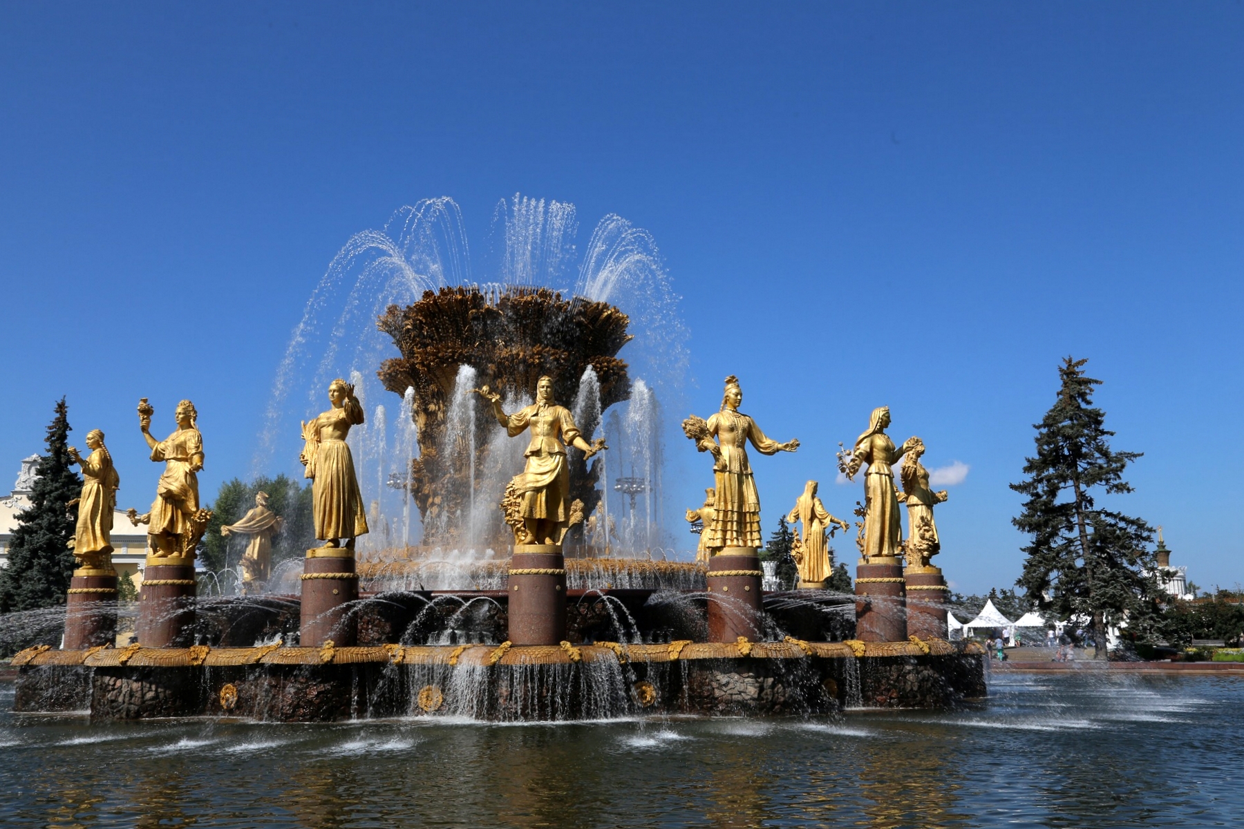 На ВДНХ показали отреставрированные фигуры фонтана "Дружба народов"
