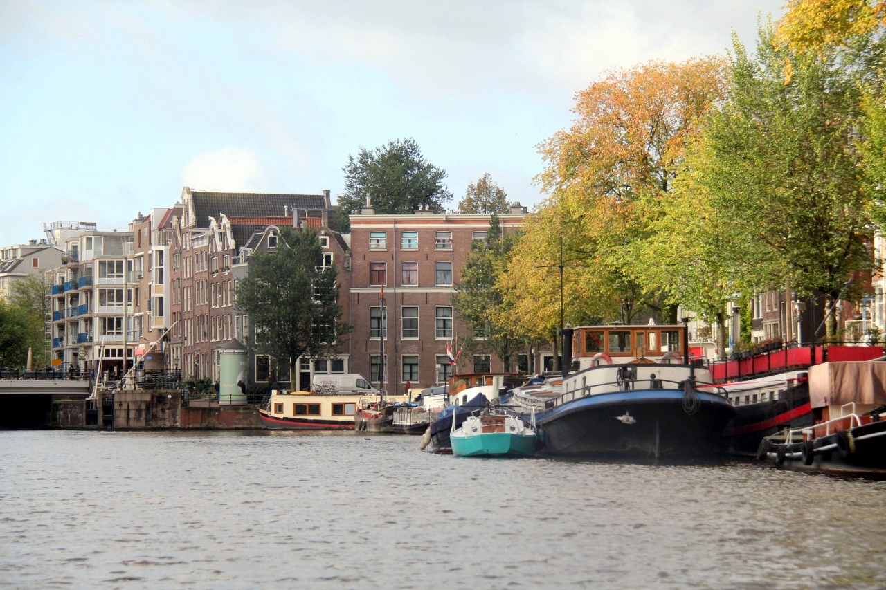 Туристов предупредили об опасности посещения по ночам квартала красных фонарей в Амстердаме